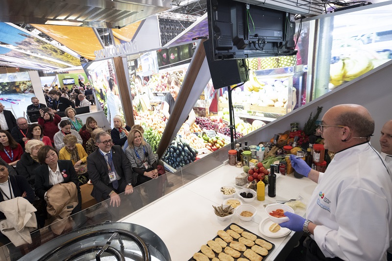 La Coca de tomate, protagonista del stand gastronómico de la Comunidad Valenciana