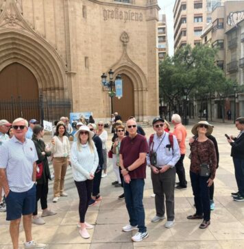 Los primeros turistas de crucero que llegan al Grao visitan los atractivos de Castellón.