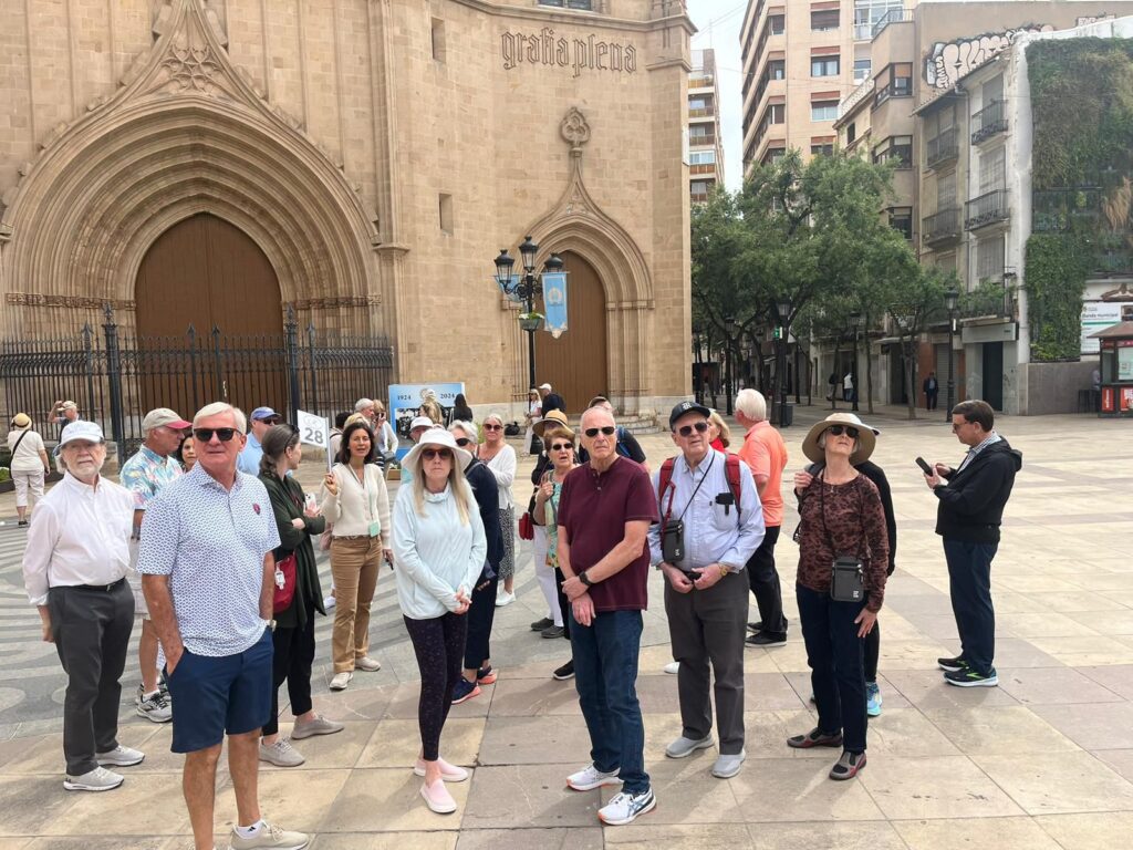 Los primeros turistas de crucero que llegan al Grao visitan los atractivos de Castellón.