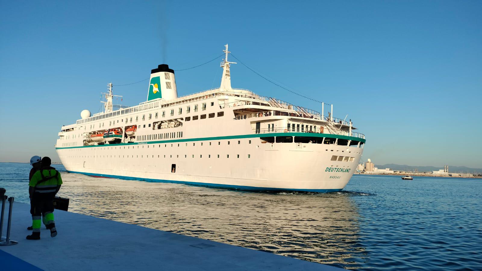 Castellón da la bienvenida al primer crucero del año: 441 turistas alemanes llegan a bordo del ‘Deutschland’