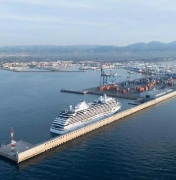 Castellón inaugura la temporada de cruceros con la llegada de 441 turistas alemanes a bordo del buque Deutschland
