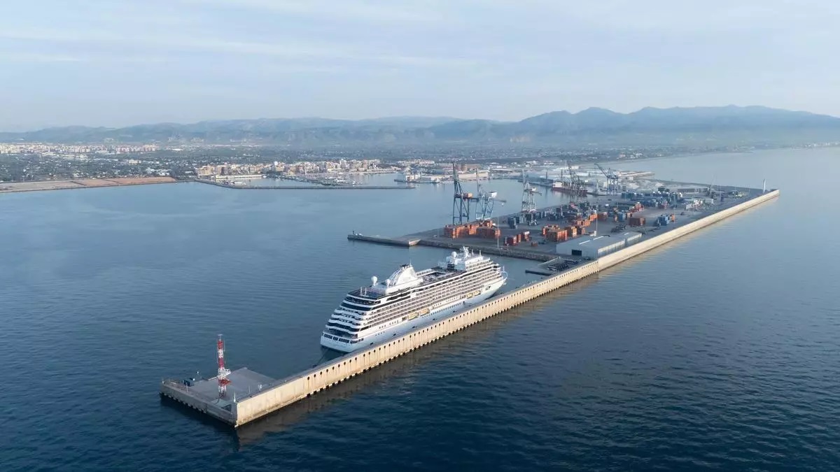 Castellón inaugura la temporada de cruceros con la llegada de 441 turistas alemanes a bordo del buque Deutschland