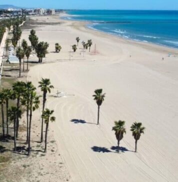 La playa del Grao de Burriana recibe por primera vez la Bandera Azul, impulsando el turismo de Castellón