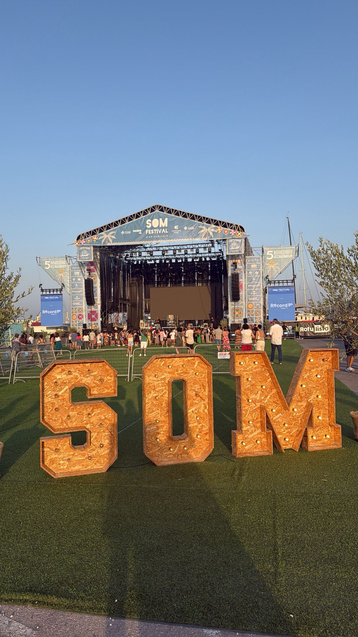 Marta Santos deslumbra en el SOM Festival de Castelló: flamenco pop junto al mar